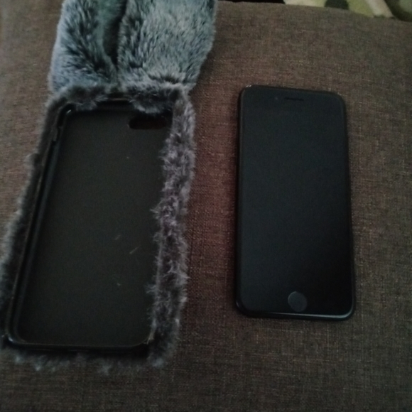 Black Iphone SE - Picture 2 of 4